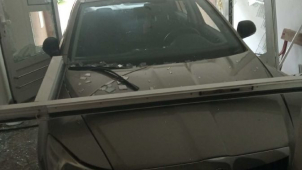 Nepřišla na oběd. Najel autem do vchodu domu, kde bydlí