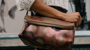 Dvacetiletá dívka přišla v obchoďáku o kabelku