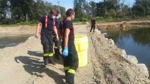 Do Bečvy unikla neznámá látka, na místě zasahují hasiči