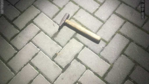 Neznámý pachatel hodil po ostraze Flory kladivo, ta slyšela smích