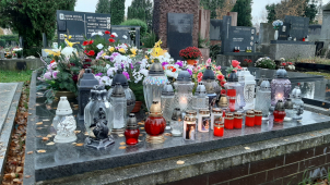 Olomoučané si dnes připomínají zesnulé, k hrobům chodí v rouškách