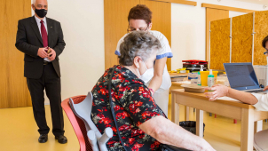 V Konici začalo očkování seniorů 80+ vakcínou AstraZeneca