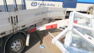 Srážka auta s vlakem na přejezdu v Grygově se obešla bez zranění