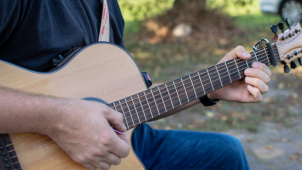 Kytaristu i fotbalistu řešili o víkendu strážníci