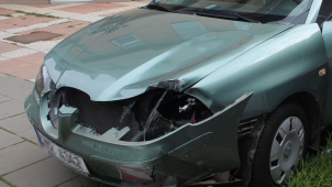 Řidič auta přehlédl autobus, došlo k nehodě