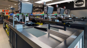 Ozbrojený muž vpadl do obchodu, chtěl vysvobodit zadrženou ženu