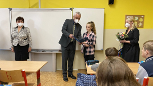 Hejtman ocenil dívku, která vytáhla mladšího kamaráda z řeky