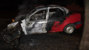 Opilý mladík v Olomouci boural do stromu, auto začalo hořet