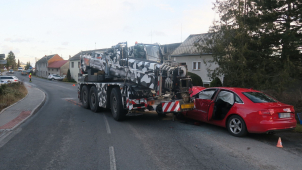 Autojeřáb v Ludéřově narazil do osobáku