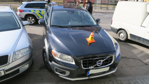 Opilý řidič naboural do restaurace, nadýchal přes tři promile