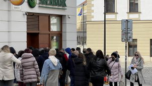 Před olomouckou pobočkou ruské banky Sberbank stojí davy lidí