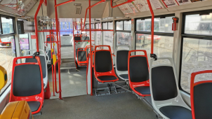 První tramvaj v Olomouci dostala nové plastové sedačky