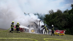 Za Lipinou hořel traktor