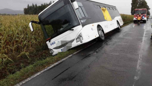Na Šumpersku havaroval autobus, vezl děti