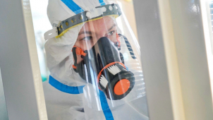 Zákaz návštěv ve fakultce a respirátory opět na scéně