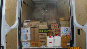 Mongolský řidič pašoval v přetížené dodávce korejský alkohol