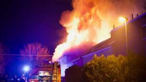 Pohotoví policisté pomohli muži a ženě dostat se z hořícího domu