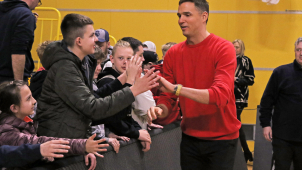 Trenér Andrew Hipsher bude pokračovat v BK REDSTONE