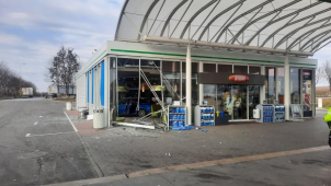 Mladík nezvládl svůj vůz a skončil mezi regály v prodejně