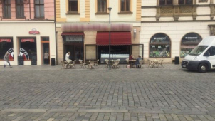 Na zahrádku před podnikem neměl povolení