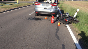 Sedmnáctiletý motorkář narazil do auta, skončil v nemocnici