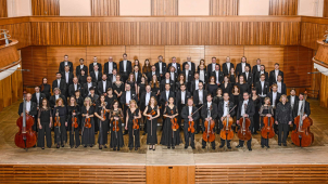 Jaký byl první rok sloučeného divadla a filharmonie?