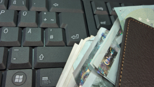 Bankovní úřednice zachránila ženě statisíce korun