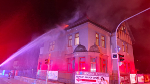 Noční požár ubytovny: hasiči zachránili uvězněného muže
