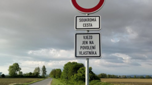 Problém této dopravní značky je, že cesta není soukromá