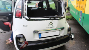 U Prostějova stálo auto na kolejích, došlo k srážce s vlakem