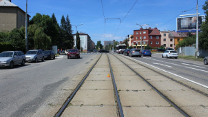 Točil se do protisměru, naboural autobus. Hledáme svědky