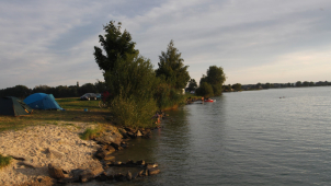 Pozor! Okolo Nákla brousí úchyl, láká děti na bonbony