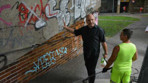 Miroslav Černý odstraňuje grafitti už i v Olomouci