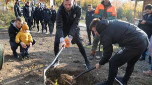Fotbalisté Sigmy sázeli stromy v olomoucké zoo