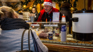 Hejtman s primátorem prodávali punč, vydělali 30 tisíc korun