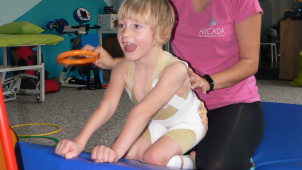 Malá předškolačka Lucinka díky nadaci poctivě rehabilituje