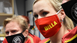 Klub vyrobil roušky pro prodavačky a prodavače