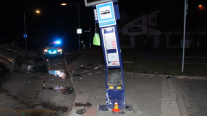 Opilý řidič naboural do odjezdové tabule MHD