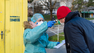 Zvládat pandemii pomáhají ve fakultní nemocnici studenti