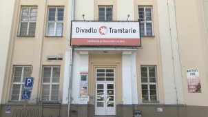 Divadla se přesouvají na internet