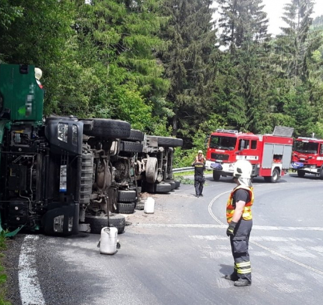 U Sobotína se převrátil kamion se dřevem