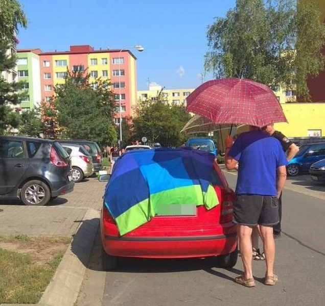 Dívenka se nešťastně zamkla v rozpáleném autě, pomohli strážníci