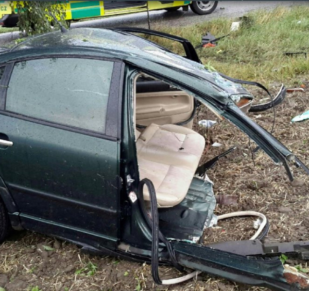 Mezi Týnečkem a Hlušovicemi narazilo osobní auto do stromu