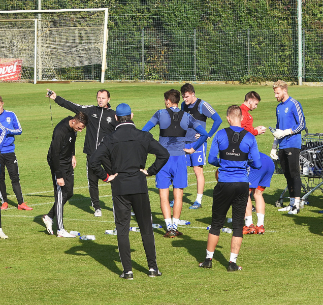 Fotbal chce začít hrát už o víkendu, přidá se i hokej?