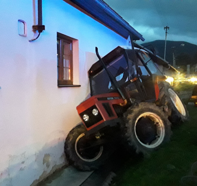 U Loučné nad Desnou se srazil traktor s náklaďákem