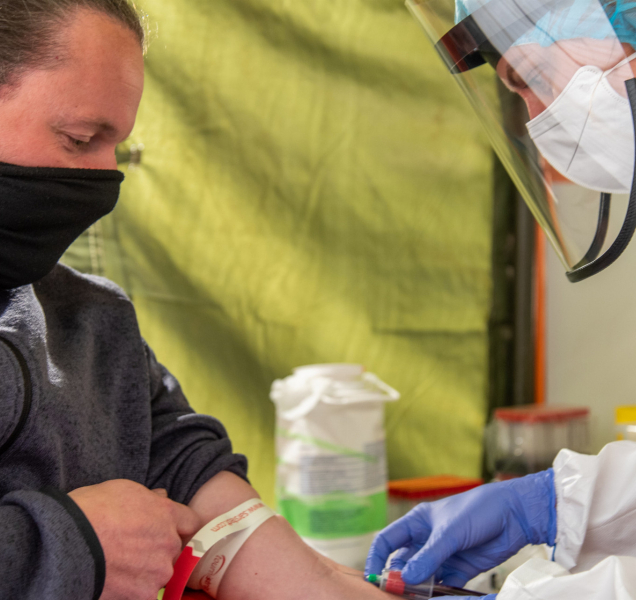 Hasiči se zdravotníky provádějí antigenní testy v terénu