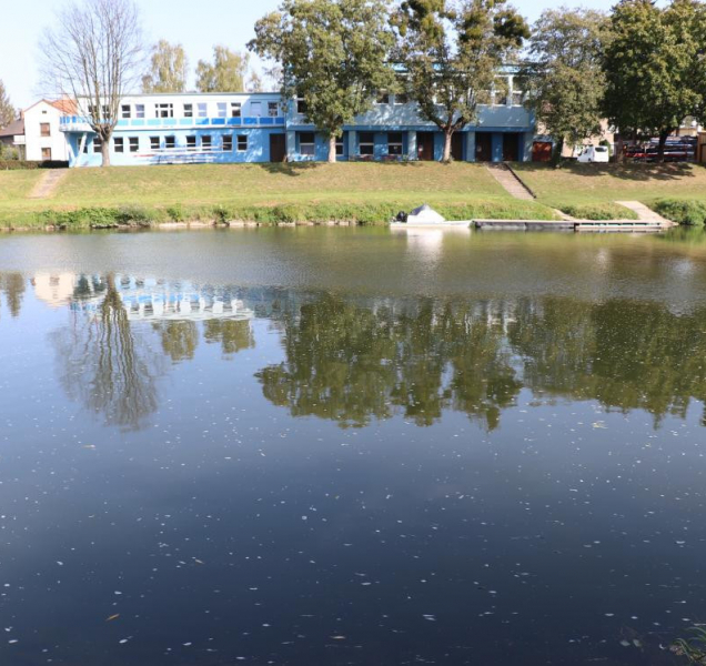 Hasiči postavili nornou stěnu, na hladině Bečvy je bílá pěna