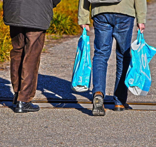 Senior se rozhodl využít samoobslužnou pokladu po svém