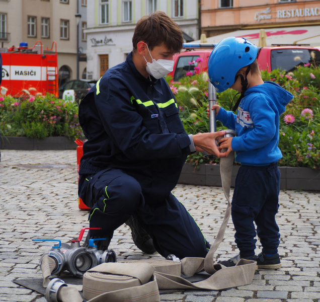 Děti tráví poslední den prázdnin s hasiči na Horním náměstí