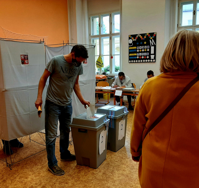 Do volebních místností? Jen s respirátorem